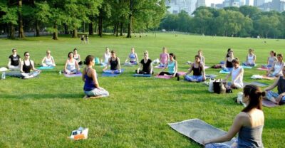 Central Park, New York: Yoga Classes in the park since 2012 - Finding the Meeting Point by Sheep Meadow (Le Pain Quotidien)