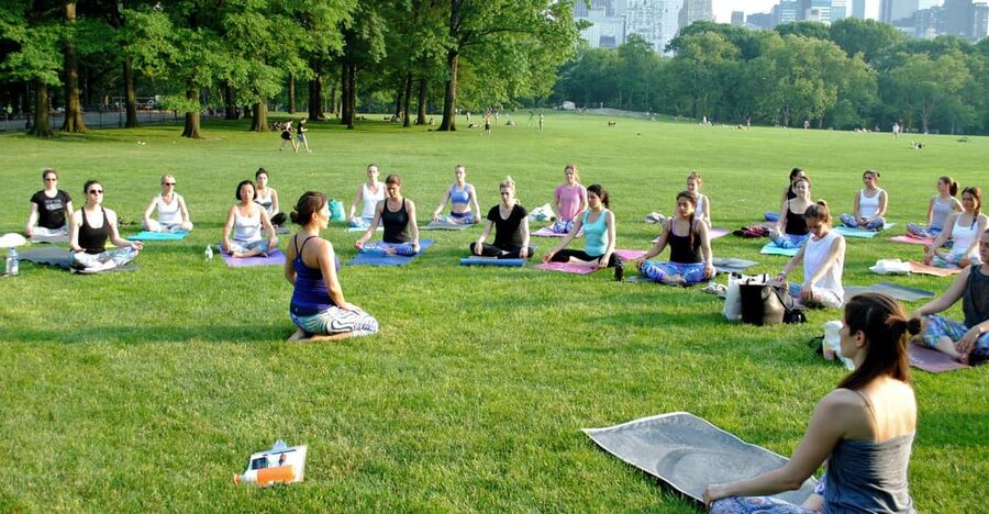 Central Park, New York: Yoga Classes in the park since 2012 - Finding the Meeting Point by Sheep Meadow (Le Pain Quotidien)