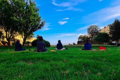 Outdoor Yoga Class at Brighton's Sea front - Finding the class quickly: orange flag, mobile ticket, clear meeting vibe