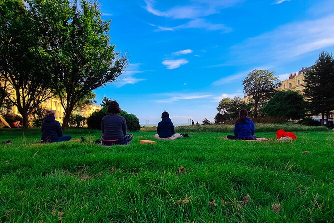 Outdoor Yoga Class at Brighton's Sea front - Finding the class quickly: orange flag, mobile ticket, clear meeting vibe