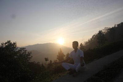 Sri Lankan yoga for your Body and Mind with Our Sri Lankan yoga trainers. - The terrace practice: Little Adam’s Peak, Ella Rock, and tea country